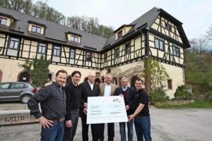 Wiedeking Stiftung - Wendeling Wiedeking und Uwe Hück übergeben einen Scheck an das Seehaus Leonberg