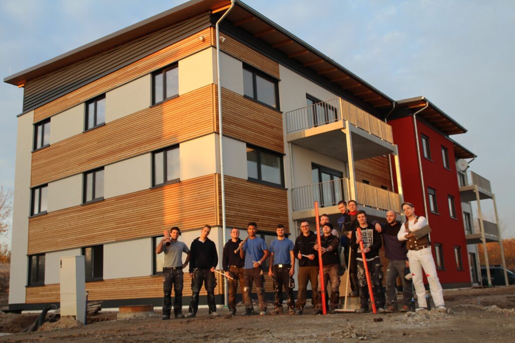 Seehaus Leipzig - Betriebsmitarbeiter und junge Maenner aus Leonberg ...