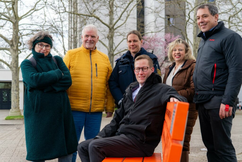 Eine Gruppe von Vertretern aus Politik, Opferhilfe und Polizei