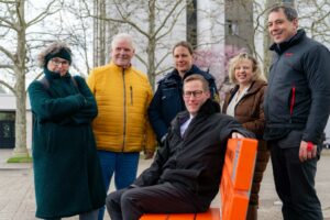 Eine Gruppe von Vertretern aus Politik, Opferhilfe und Polizei