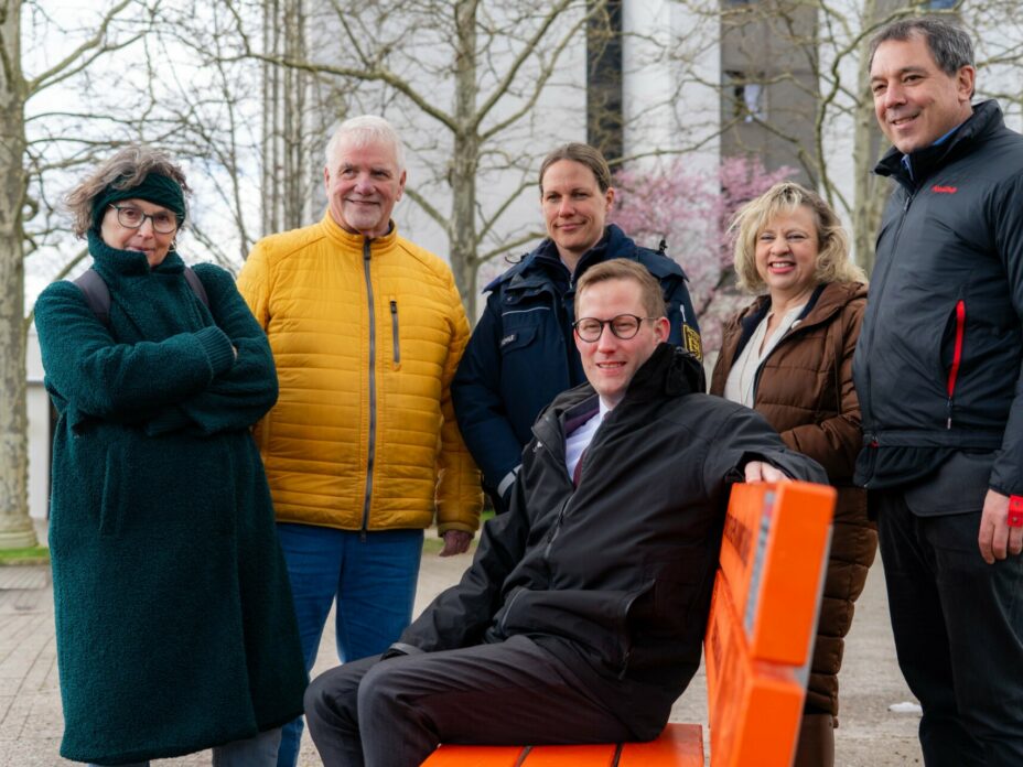 Eine Gruppe von Vertretern aus Politik, Opferhilfe und Polizei