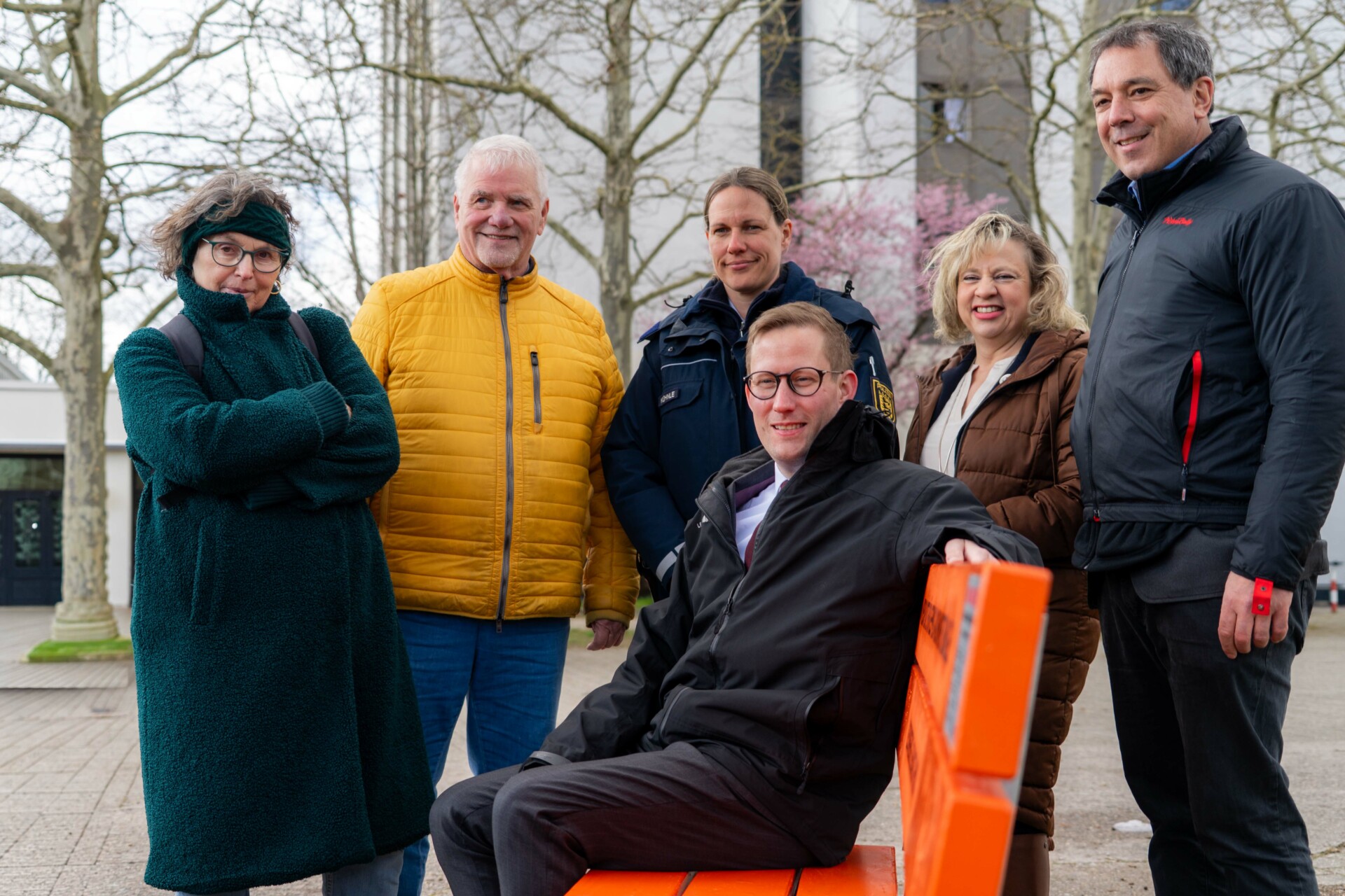 Eine Gruppe von Vertretern aus Politik, Opferhilfe und Polizei